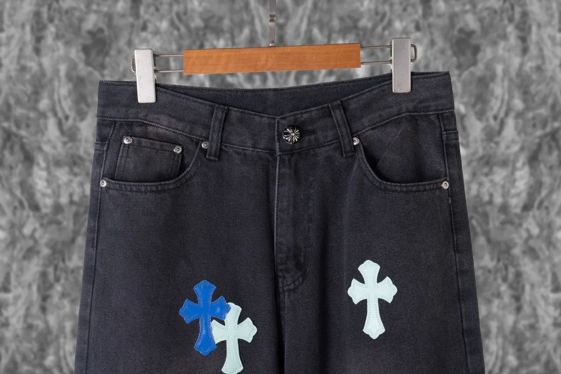 P220 Top version (black pants and blue leather) Top version Chrome Hearts jeans with leather jeans. As we all know, chromehearts jeans use vintage Levis jeans as the base for creation. They usually add their own unique silver buckles and silver ornaments, plus leather embellishments. This is what doubles the value of these vintage jeans, because the base is Vintage jeans, jeans themselves have become very soft and comfortable after years of baptism, which can be distinguished from ordinary jeans. You should also refer to the pants data for size. Style number: 1850# Color: black pants blue leather Size: 28 30 32 34 36 28 Waist 86 Hips 100 Pants length 102 30 Waist 90 Hips 104 Pants length 104 32 Waist 94 Hips 108, pants length 106 34, waist 98, hips 112, pants length 110 36, waist 102, hips 116, pants length 112